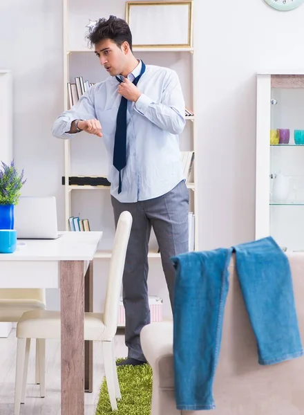 Empresário atrasado para o escritório devido a dormir demais após a noite — Fotografia de Stock