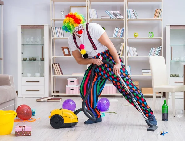 Badut lucu melakukan pembersihan di rumah — Stok Foto