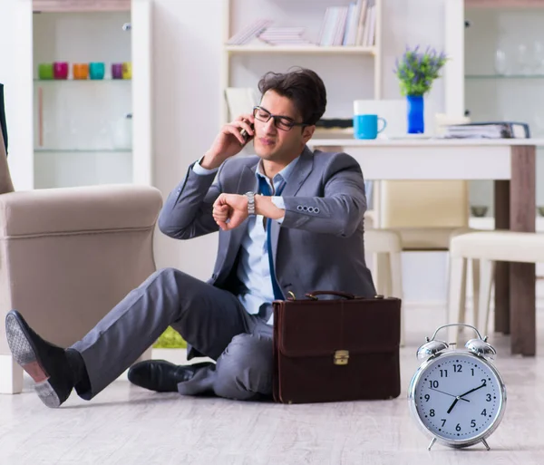 Επιχειρηματίας αργά για το γραφείο λόγω παρακοιμημένος μετά από διανυκτέρευση — Φωτογραφία Αρχείου