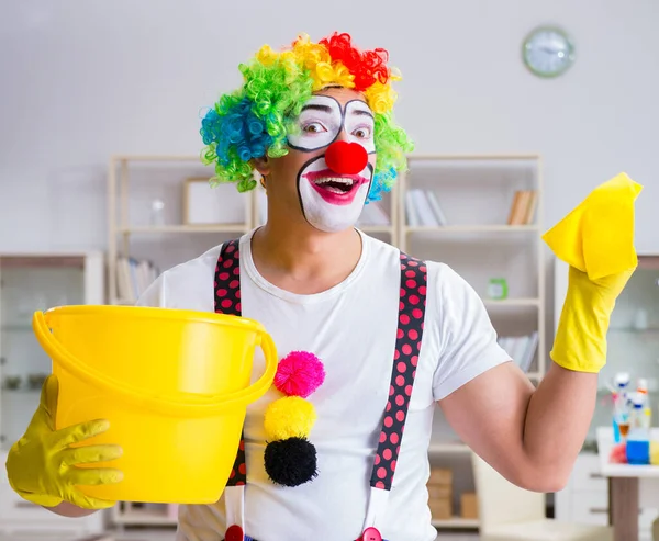 Palhaço engraçado fazendo limpeza em casa — Fotografia de Stock