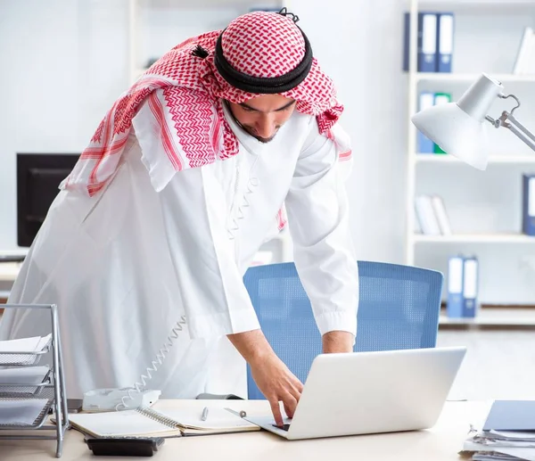 Arab businessman working in the office — Stock Photo, Image