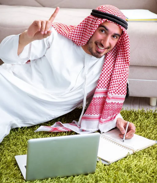 Hombre árabe trabajando en casa en su trabajo — Foto de Stock