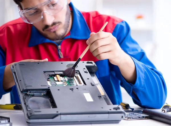 Reparatör som arbetar med teknisk support fastställande dator laptop tr — Stockfoto