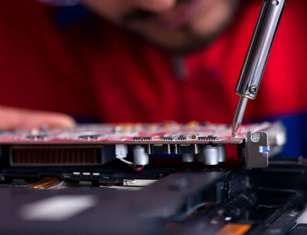 Repairman working in technical support fixing computer laptop tr — Stock Photo, Image