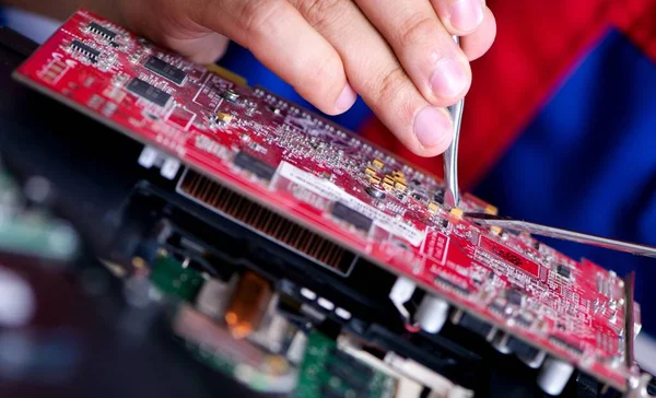 Repairman working in technical support fixing computer laptop tr — Stock Photo, Image