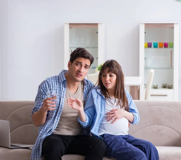 Donna incinta con marito a casa — Foto Stock