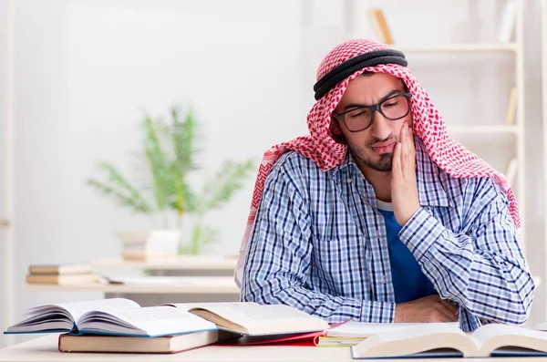 Estudiante árabe preparándose para exámenes universitarios — Foto de Stock