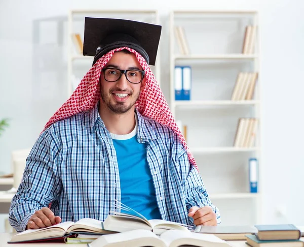 Arabisk student förbereder sig för universitetsprov — Stockfoto