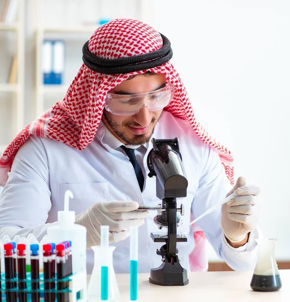 Químico árabe trabajando en la oficina del laboratorio —  Fotos de Stock