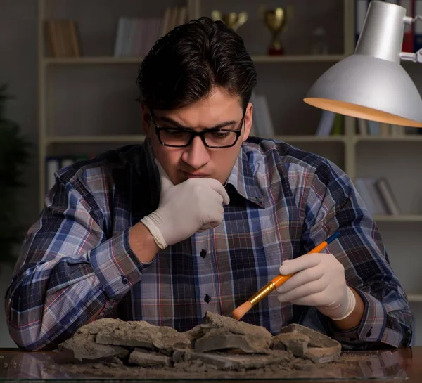 Archéologue travaillant tard dans la nuit au bureau — Photo