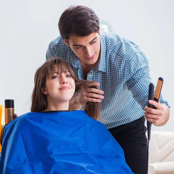 Férfi férfi fodrász csinál frizura a nő — Stock Fotó