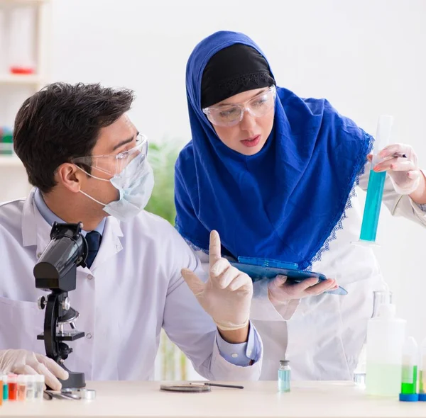 Zwei Chemiker im Labor — Stockfoto