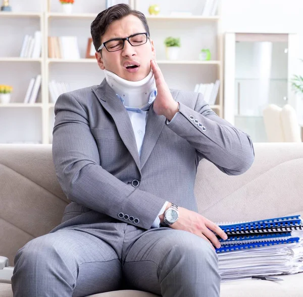Man in neck brace cervical collar working from home teleworking — Stock Photo, Image