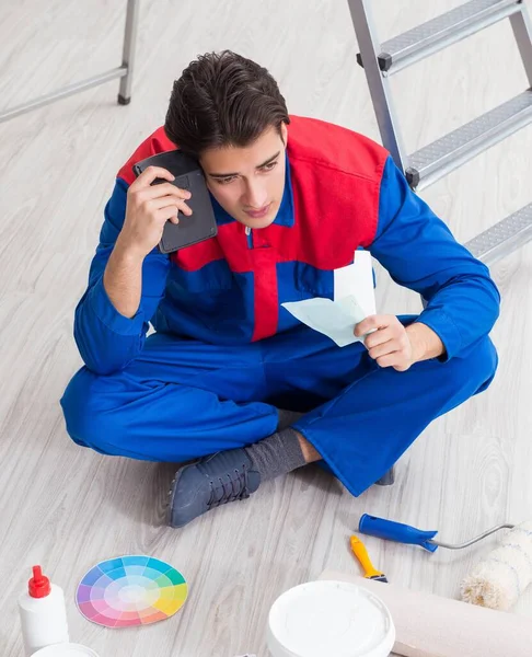 El joven pintor tratando de combinar colores para el trabajo de pintura —  Fotos de Stock