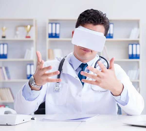 Junger Arzt mit Virtual-Reality-Headset im Büro — Stockfoto