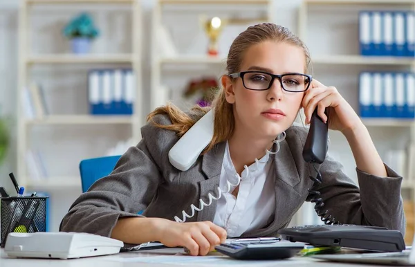 Junge Geschäftsfrau Buchhalterin arbeitet im Büro — Stockfoto