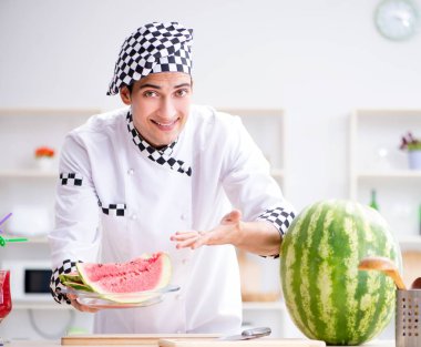 Mutfakta karpuzlu bir erkek aşçı.