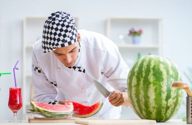 Mutfakta karpuzlu bir erkek aşçı.