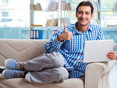 Bilgisayarlı beyaz öğrenci üniversite sınavlarına hazırlanıyor.