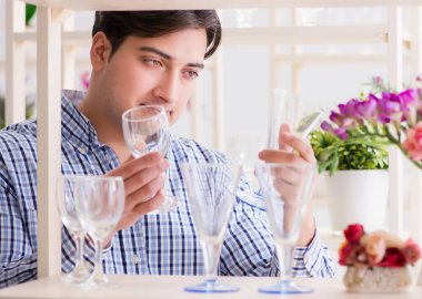 Genç yakışıklı dükkândan alışveriş yapıyor.