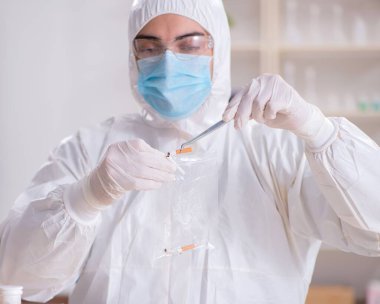 Kanıt için laboratuvarda çalışan uzman bir kriminolog.