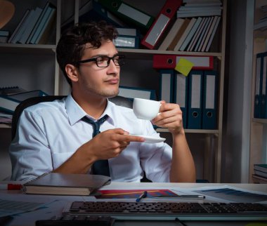 İş adamı ofiste geç saatlere kadar çalışıyor.