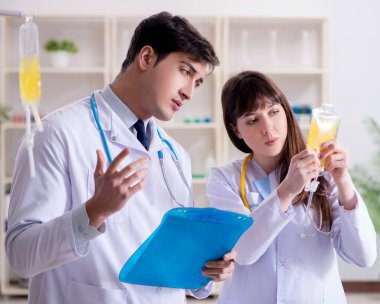 İki doktor plazma ve kan naklini tartışıyor.