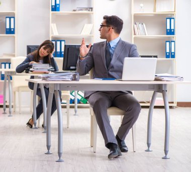 Ofiste çalışan kadın ve erkek.