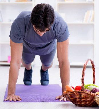 Sağlıklı beslenmenin ve spor yapmanın faydalarını destekleyen bir adam.