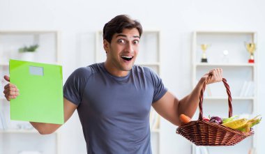 Sağlıklı beslenmenin ve spor yapmanın faydalarını destekleyen bir adam.