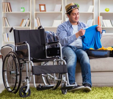 Genç engelli adam yaz tatiline hazırlanıyor