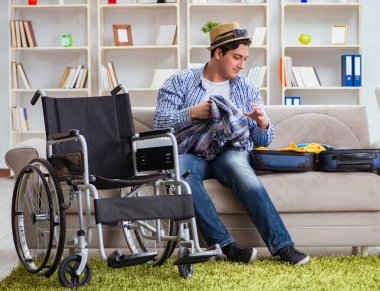 Genç engelli adam yaz tatiline hazırlanıyor