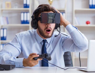 Ofisteki işadamı oyuncu oyunlar oynuyor