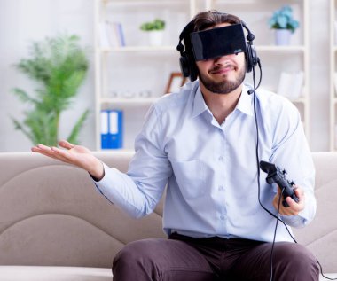 Öğrenci oyuncu evde oyun oynuyor