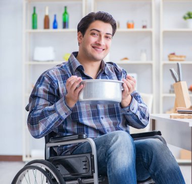 Engelli adam mutfakta çorba hazırlıyor.