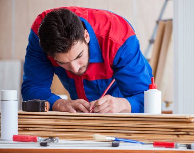 Yooung marangoz boyayla uğraşıyor.