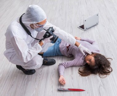 Olay yerindeki adli tıp araştırmacısı kadın mur.