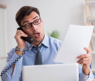 Ofiste çalışan son derece meşgul bir iş adamı.