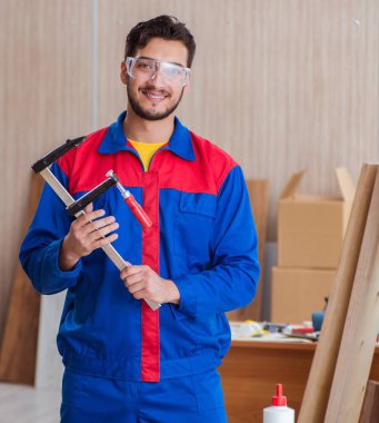 Klemplerle çalışan genç bir tamirci.