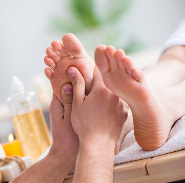 Tıbbi kaplıcada ayak masajı