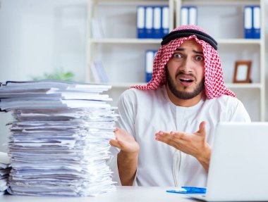 Ofiste çalışan Arap işadamı bir Pi ile evrak işi yapıyor.