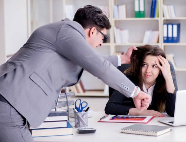 Kadın ve erkek arasındaki ofis anlaşmazlığı
