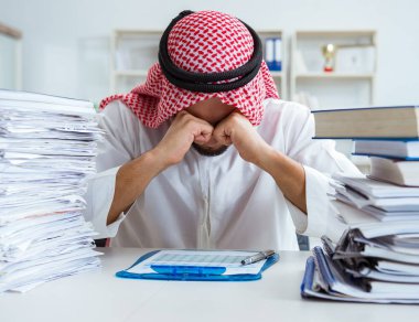 Ofiste çalışan Arap işadamı bir Pi ile evrak işi yapıyor.