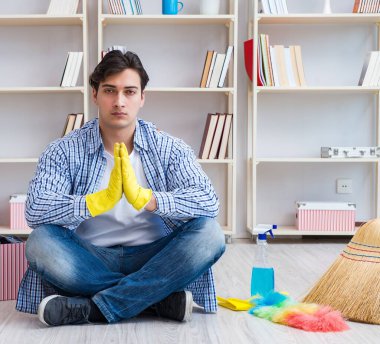 Adam evi temizliyor.