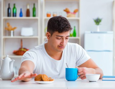 Fazla mesai sonrası kahvaltıda uyuyan bir adam.