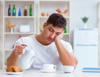 Fazla mesai sonrası kahvaltıda uyuyan bir adam.