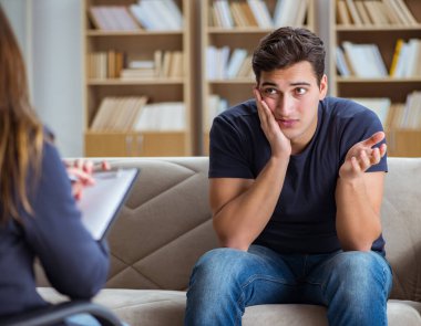 Hasta muayene için psikiyatriste gidiyor.