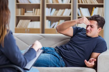 Hasta muayene için psikiyatriste gidiyor.