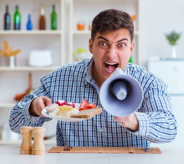 Hoparlörlü koca karısına bağırıyor.