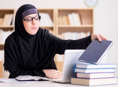 Türbanlı Müslüman kız sınavlara hazırlanıyor.